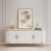 KOMODA Anne z ryflowanym, białym korpusem, blat z konglomeratu marmurowego, złote metalowe dodatki