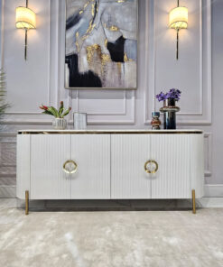 KOMODA Anne z ryflowanym, białym korpusem, blat z konglomeratu marmurowego, złote metalowe dodatki, do salonu