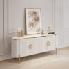 KOMODA Anne z ryflowanym, białym korpusem, blat z konglomeratu marmurowego, złote metalowe dodatki, piękna KOMODA Anne z ryflowanym, białym korpusem, blat z konglomeratu marmurowego, złote metalowe dodatki, piękna