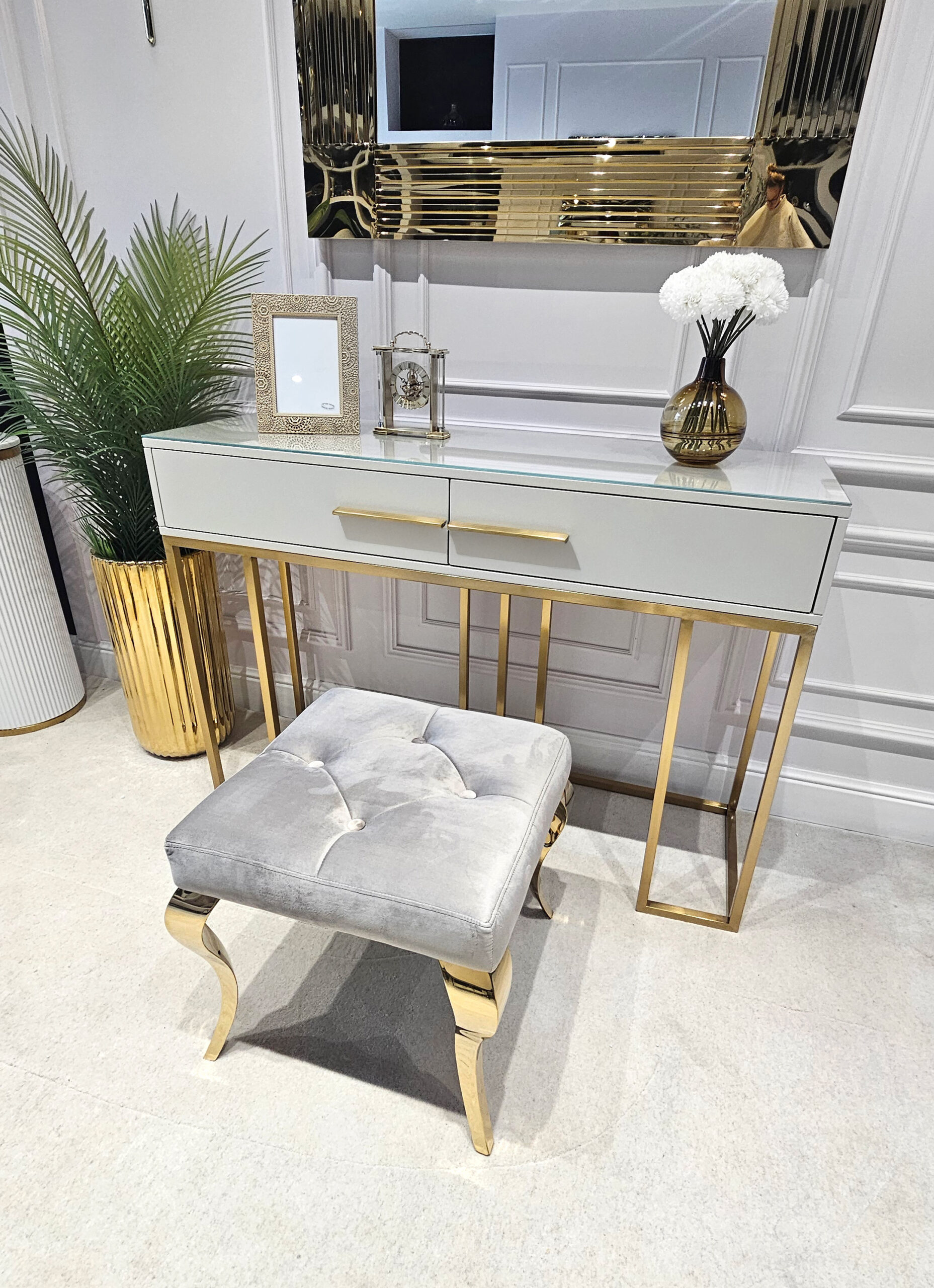 KONSOLA Naomi z dwiema szufladami, kaszmirowy blat, złoty szczotkowany stelaż, styl glamour KONSOLA Naomi z dwiema szufladami, kaszmirowy blat, złoty szczotkowany stelaż, styl glamour