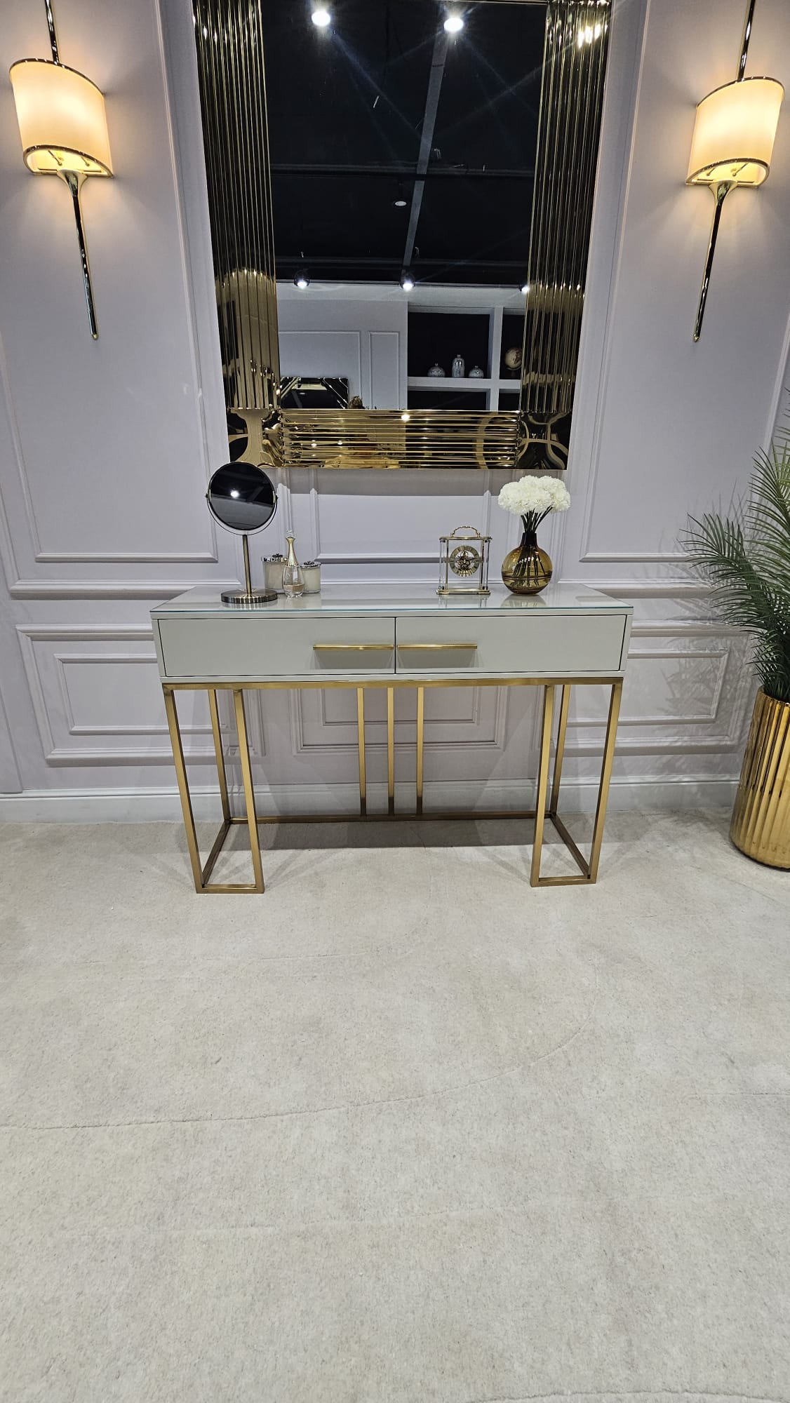 KONSOLA Naomi z dwiema szufladami, kasznirowy blat, złoty błyszczący stelaż, styl glamour 1 KONSOLA Naomi z dwiema szufladami, kasznirowy blat, złoty błyszczący stelaż, styl glamour