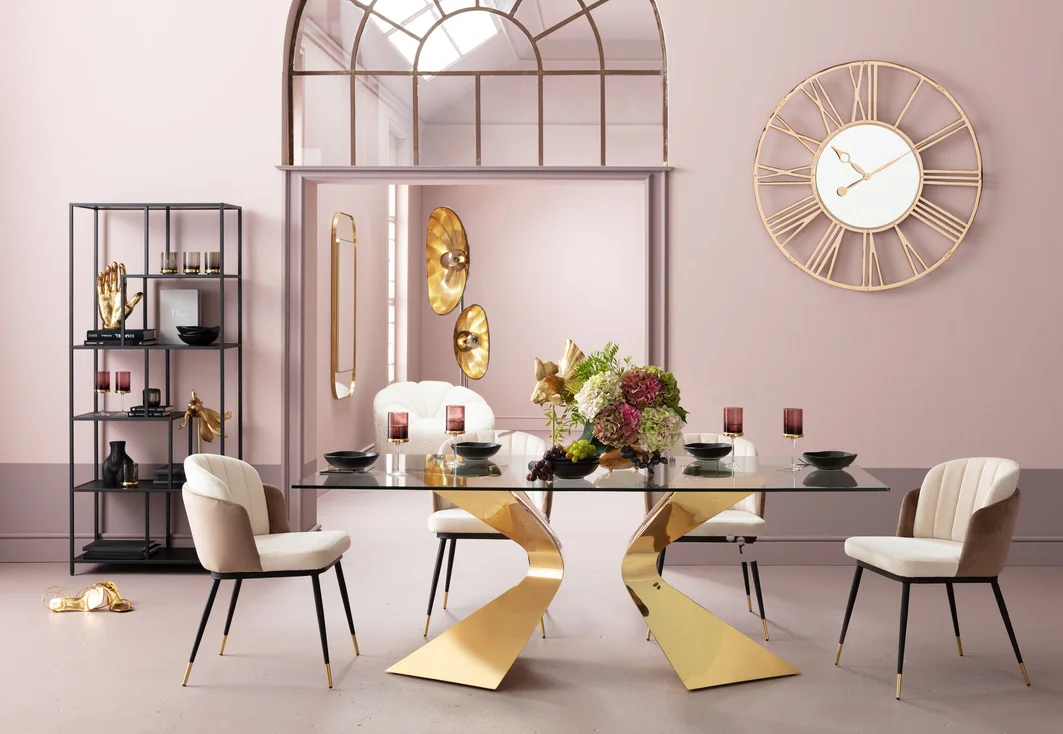 KRZESŁO Hojas na czarnych, metalowych nogach ze złotym zakończeniem, siedzisko w beżowym odcieniu, nowoczesny styl, ekskluzywne