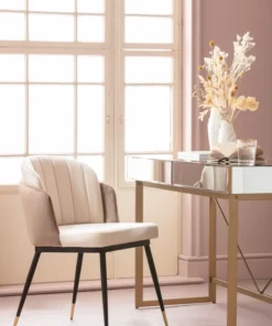 KRZESŁO Hojas na czarnych, metalowych nogach ze złotym zakończeniem, siedzisko w beżowym odcieniu, nowoczesny styl, piękne