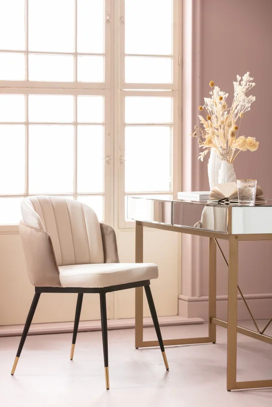 KRZESŁO Hojas na czarnych, metalowych nogach ze złotym zakończeniem, siedzisko w beżowym odcieniu, nowoczesny styl, piękne