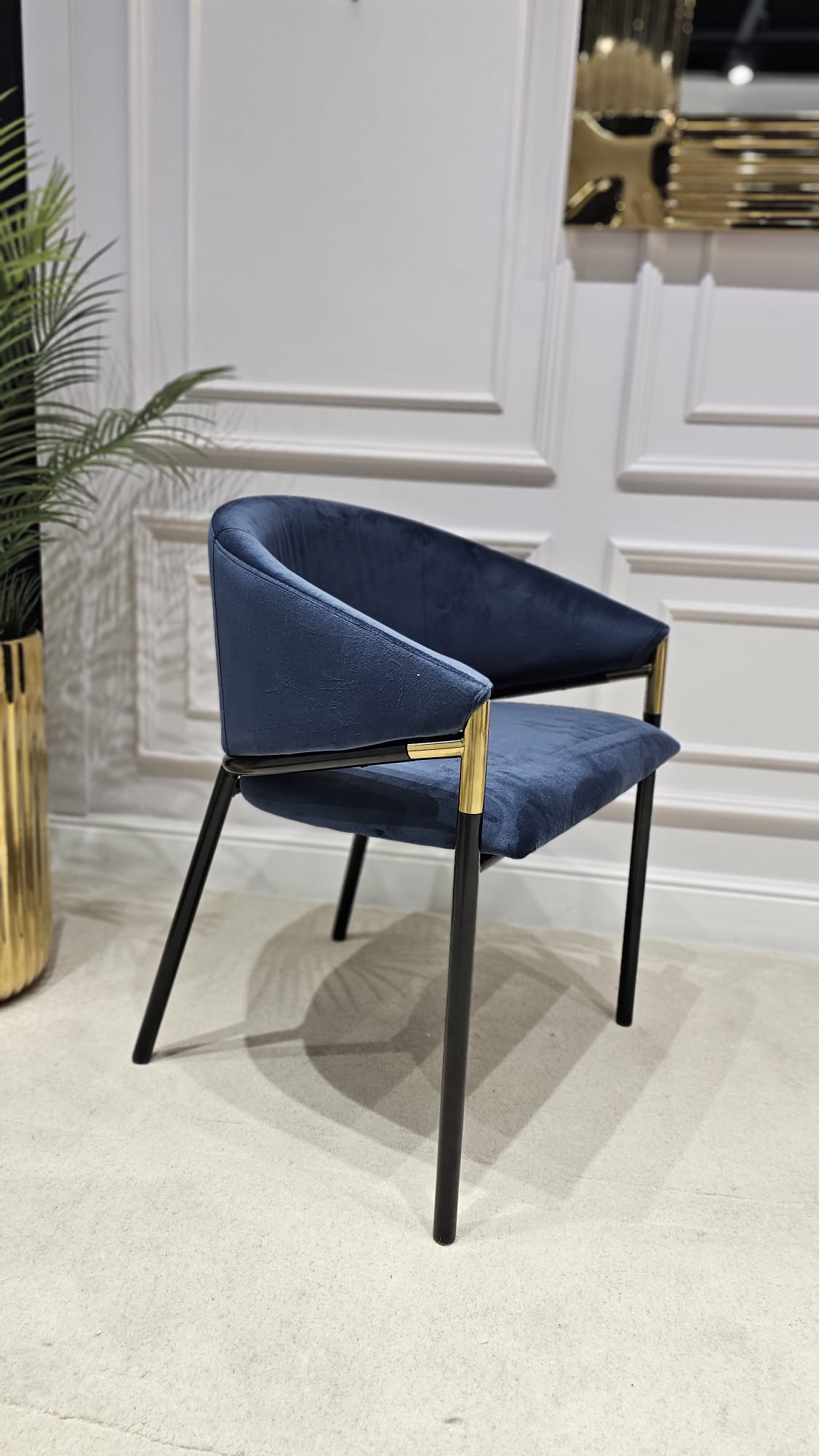 KRZESŁO Livia niebieskie, welurowe siedzisko, czarno-złote, metalowe nogi, styl glamour, piękne