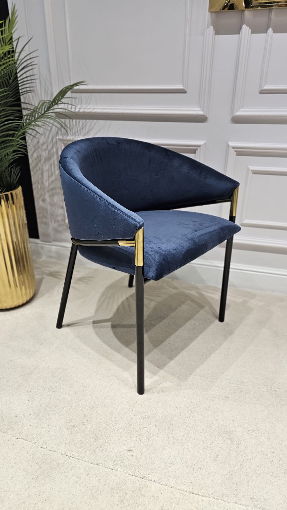 KRZESŁO Livia niebieskie, welurowe siedzisko, czarno-złote, metalowe nogi, styl glamour