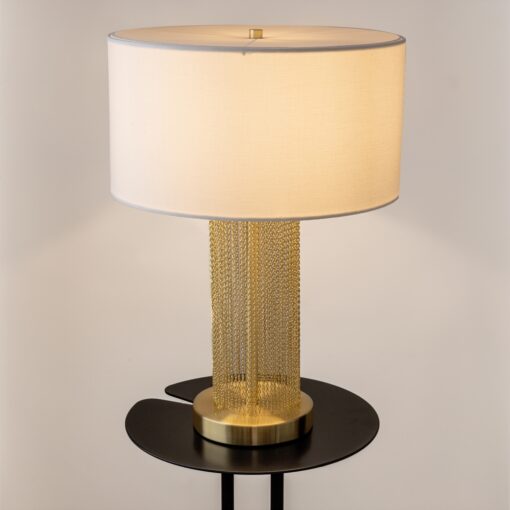LAMPA STOŁOWA Impressive, złota podstawa w formie łańcuszków, biały materiałowy klosz, nowoczesny styl, piękna