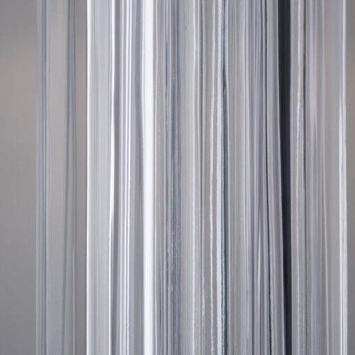 LAMPA STOŁOWA Muse z podstawą z rzeźbionego, transparentnego szkła, biały, materiałowy klosz, nowoczesny styl, srebrna, nowoczesna