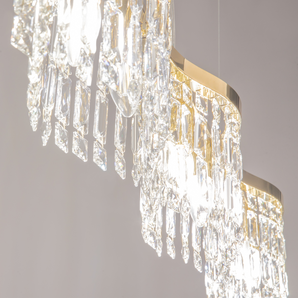 LAMPA WISZĄCA Dune ze złotą, metalową, pofalowaną oprawą, klosz w formie kryształów o różnych kształtach, wyjątkowa LAMPA WISZĄCA Dune ze złotą, metalową, pofalowaną oprawą, klosz w formie kryształów o różnych kształtach, wyjątkowa