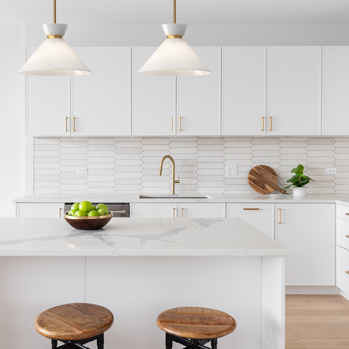 LAMPA WISZĄCA HALSTON, złote wykończanie, regulowana wysokość, nowoczesny styl 3