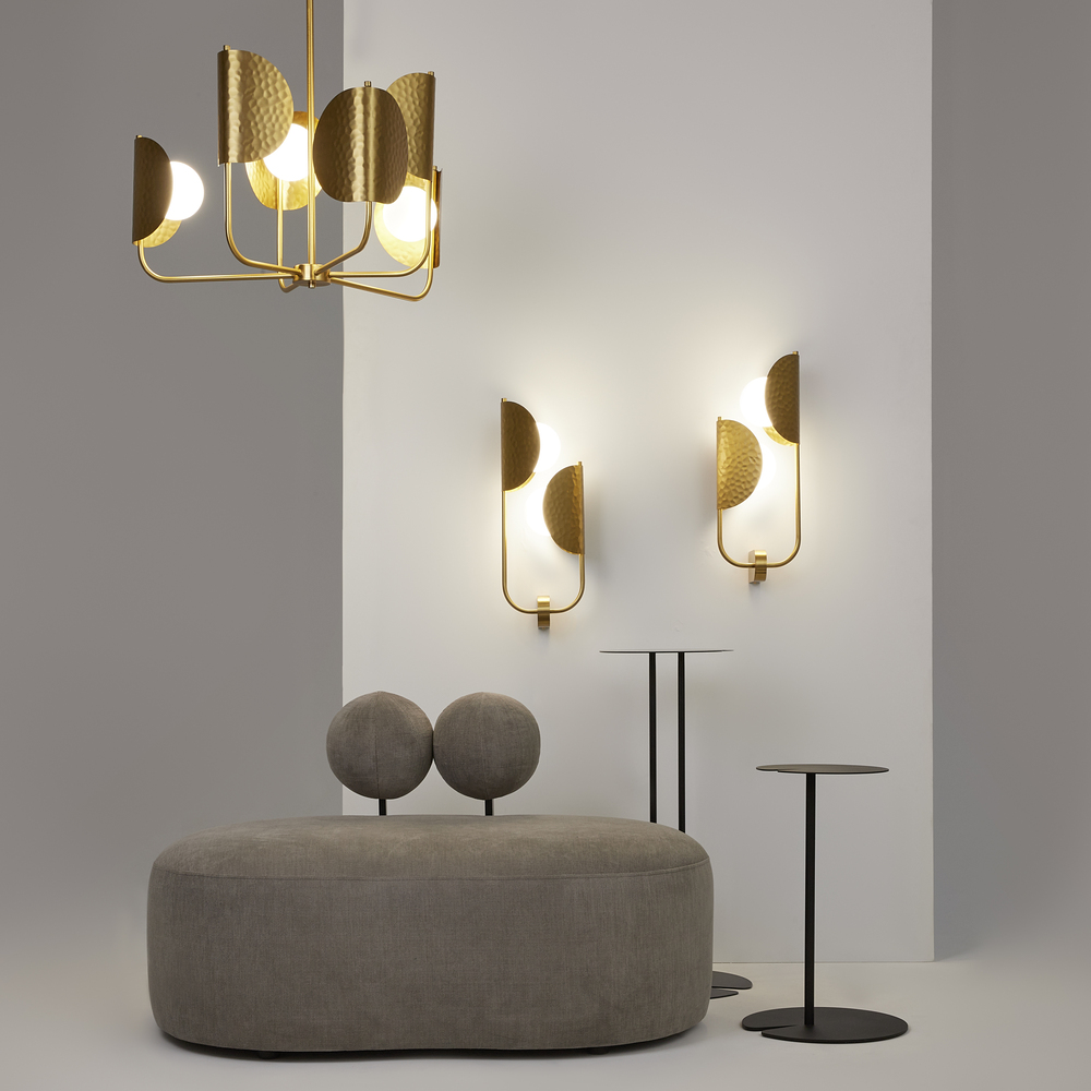 LAMPA WISZĄCA Tropic okrągła, oprawa w kolorze satynowego mosiądzu, metalowe elementy imitujące liście egzotycznych roślin, dekoracyjna LAMPA WISZĄCA Tropic okrągła, oprawa w kolorze satynowego mosiądzu, metalowe elementy imitujące liście egzotycznych roślin, dekoracyjna