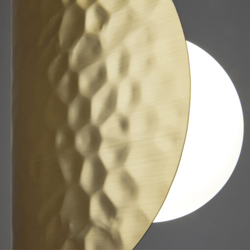 LAMPA WISZĄCA Tropic okrągła, oprawa w kolorze satynowego mosiądzu, metalowe elementy imitujące liście egzotycznych roślin, premium