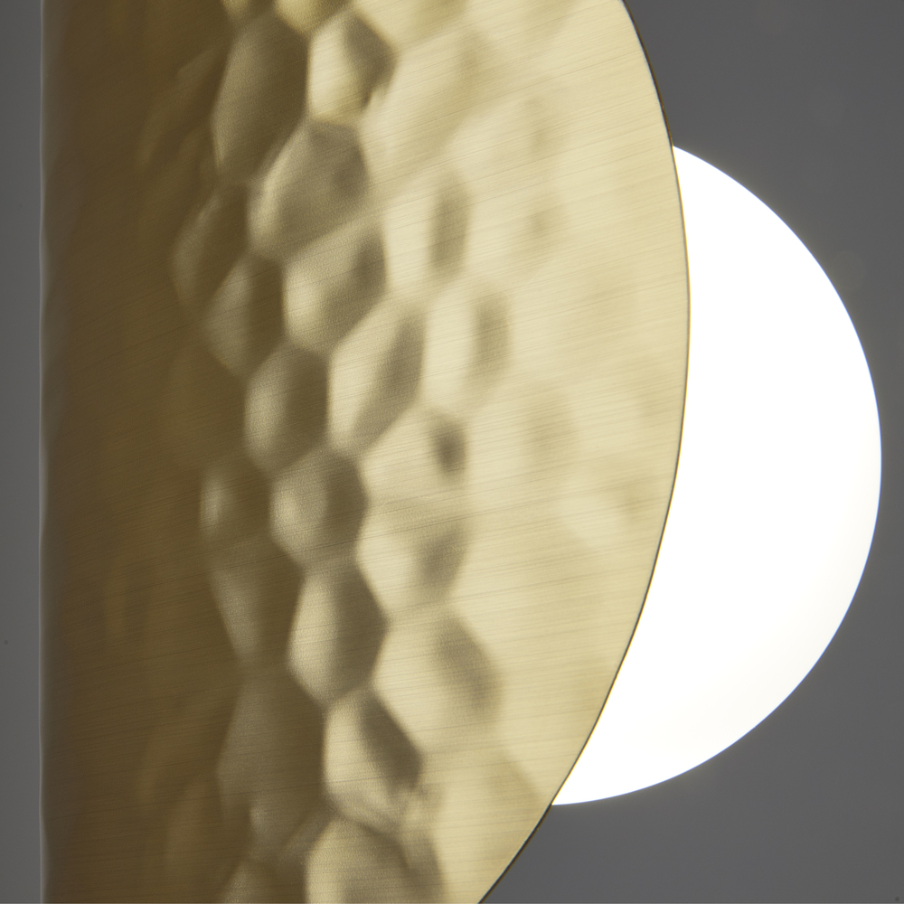 LAMPA WISZĄCA Tropic okrągła, oprawa w kolorze satynowego mosiądzu, metalowe elementy imitujące liście egzotycznych roślin, premium LAMPA WISZĄCA Tropic okrągła, oprawa w kolorze satynowego mosiądzu, metalowe elementy imitujące liście egzotycznych roślin, premium