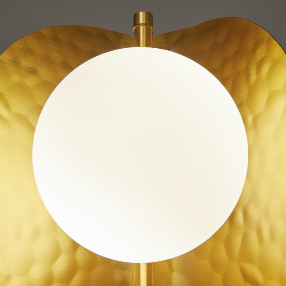 LAMPA WISZĄCA Tropic okrągła, oprawa w kolorze satynowego mosiądzu, metalowe elementy imitujące liście egzotycznych roślin, wyjątkowa LAMPA WISZĄCA Tropic okrągła, oprawa w kolorze satynowego mosiądzu, metalowe elementy imitujące liście egzotycznych roślin, wyjątkowa