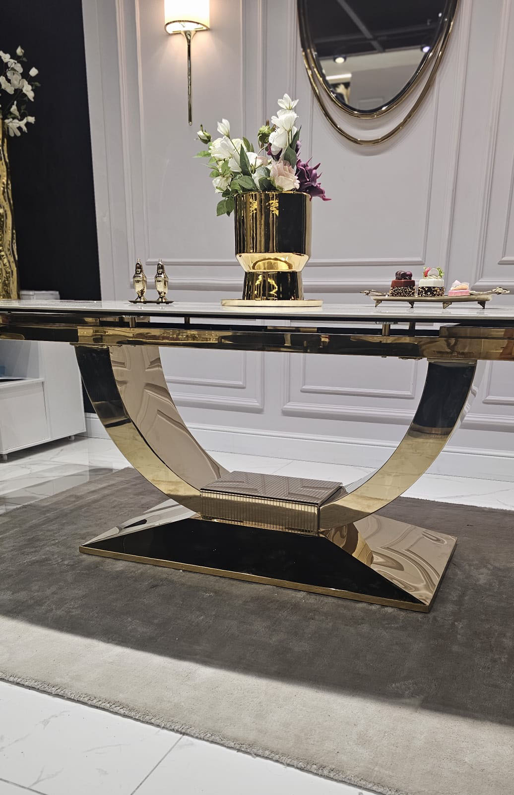 STÓŁ JADALNIANY ROZKŁADANY RING, prostokątny blat z konglomeratu marmurowego, złota podstawa o geometrycznej formie, nowoczesny glamour, ekskluzywny STÓŁ JADALNIANY ROZKŁADANY RING, prostokątny blat z konglomeratu marmurowego, złota podstawa o geometrycznej formie, nowoczesny glamour, ekskluzywny