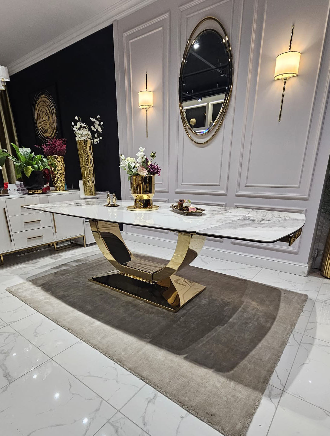 STÓŁ JADALNIANY ROZKŁADANY RING, prostokątny blat z konglomeratu marmurowego, złota podstawa o geometrycznej formie, nowoczesny glamour, piękny STÓŁ JADALNIANY ROZKŁADANY RING, prostokątny blat z konglomeratu marmurowego, złota podstawa o geometrycznej formie, nowoczesny glamour, piękny