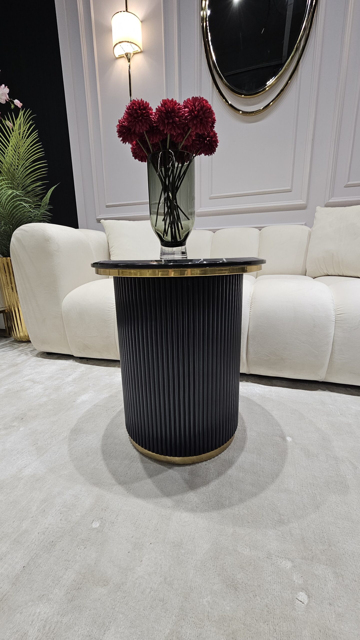 STOLIK POMOCNICZY Anne Nero okrągły, na czarnej ryflowane podstawie, blat z konglomeratu marmurowego, złote metalowe obręcze, ekskluzywny