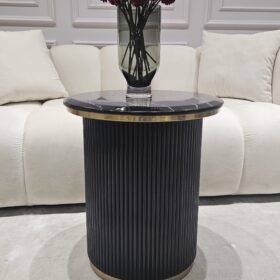 STOLIK POMOCNICZY Anne Nero okrągły, na czarnej ryflowane podstawie, blat z konglomeratu marmurowego, złote metalowe obręcze, piękny