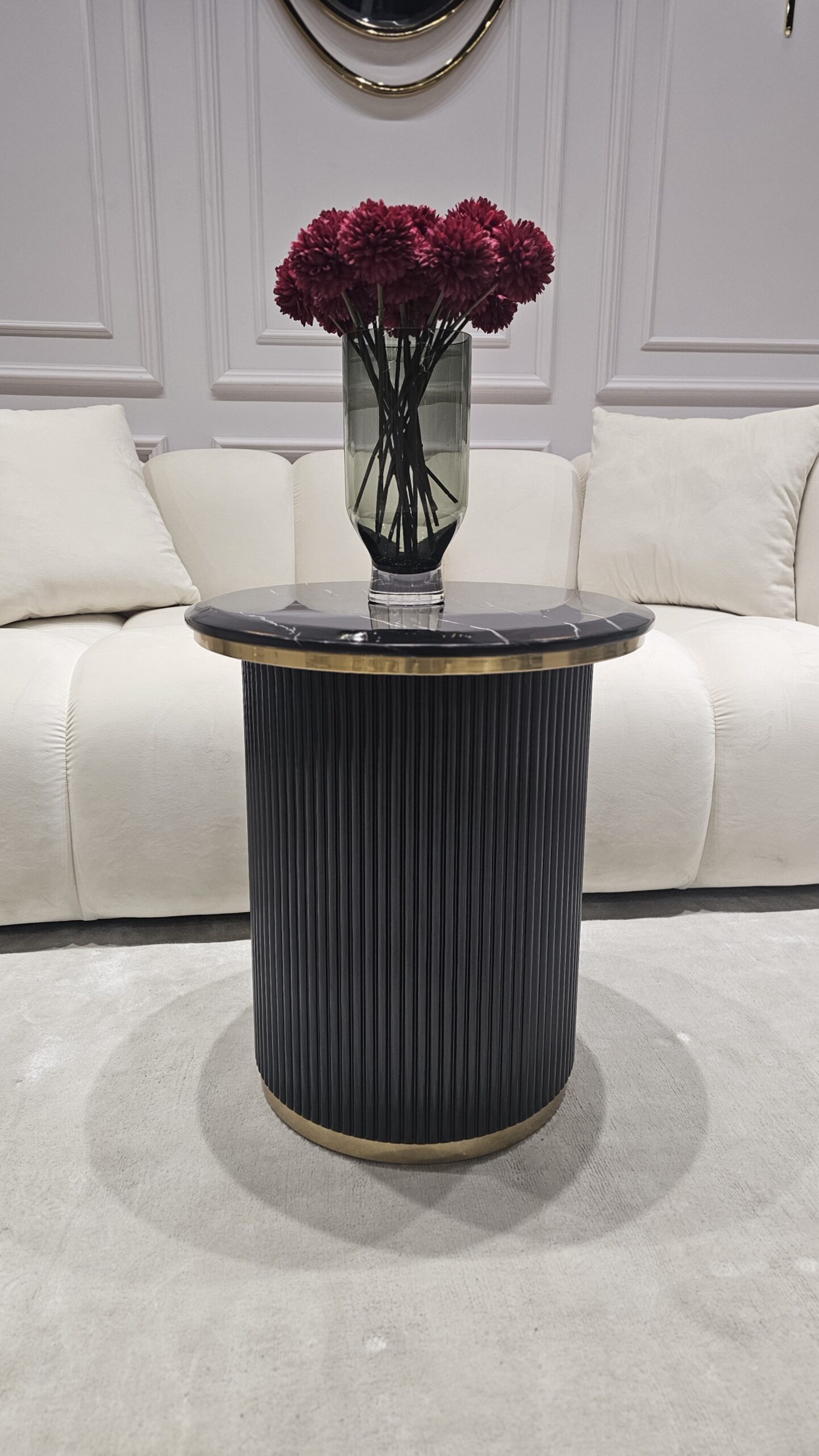 STOLIK POMOCNICZY Anne Nero okrągły, na czarnej ryflowane podstawie, blat z konglomeratu marmurowego, złote metalowe obręcze, piękny