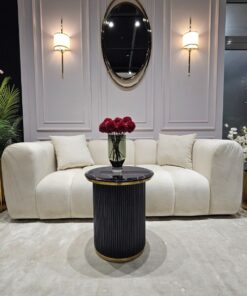 STOLIK POMOCNICZY Anne Nero okrągły, na czarnej ryflowane podstawie, blat z konglomeratu marmurowego, złote metalowe obręcze, wyjątkowy