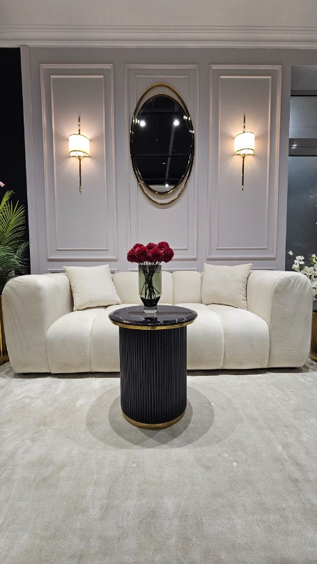 STOLIK POMOCNICZY Anne Nero okrągły, na czarnej ryflowane podstawie, blat z konglomeratu marmurowego, złote metalowe obręcze, wyjątkowy