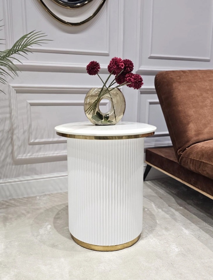 STOLIK POMOCNICZY Anne okrągły, na białej ryflowane podstawie, blat z konglomeratu marmurowego, złote metalowe obręcze STOLIK POMOCNICZY Anne okrągły, na białej ryflowane podstawie, blat z konglomeratu marmurowego, złote metalowe obręcze