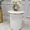 STOLIK POMOCNICZY Anne okrągły, na białej ryflowane podstawie, blat z konglomeratu marmurowego, złote metalowe obręcze, ekskluzywny STOLIK POMOCNICZY Anne okrągły, na białej ryflowane podstawie, blat z konglomeratu marmurowego, złote metalowe obręcze, ekskluzywny