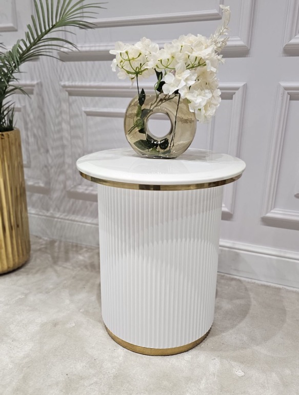 STOLIK POMOCNICZY Anne okrągły, na białej ryflowane podstawie, blat z konglomeratu marmurowego, złote metalowe obręcze, ekskluzywny STOLIK POMOCNICZY Anne okrągły, na białej ryflowane podstawie, blat z konglomeratu marmurowego, złote metalowe obręcze, ekskluzywny