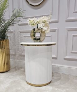 STOLIK POMOCNICZY Anne okrągły, na białej ryflowane podstawie, blat z konglomeratu marmurowego, złote metalowe obręcze, piękny