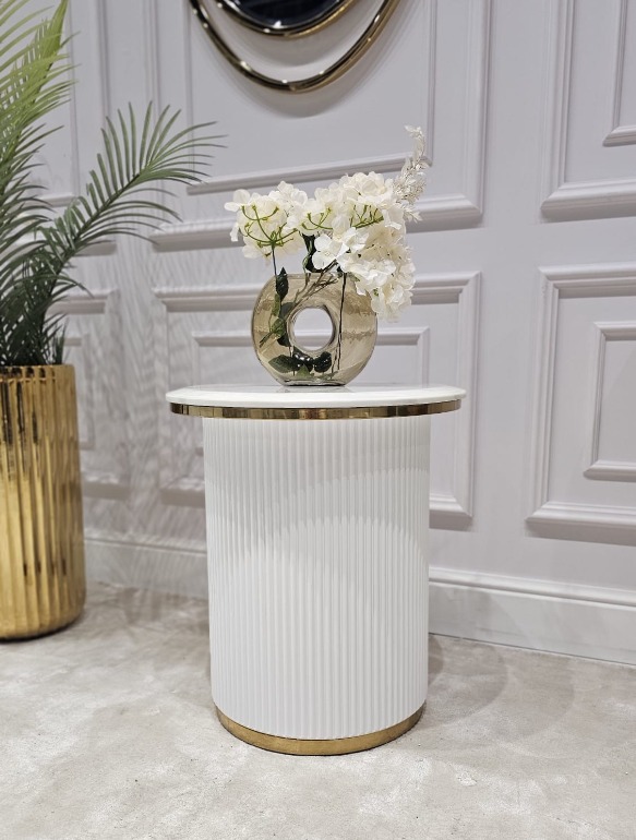 STOLIK POMOCNICZY Anne okrągły, na białej ryflowane podstawie, blat z konglomeratu marmurowego, złote metalowe obręcze, piękny STOLIK POMOCNICZY Anne okrągły, na białej ryflowane podstawie, blat z konglomeratu marmurowego, złote metalowe obręcze, piękny