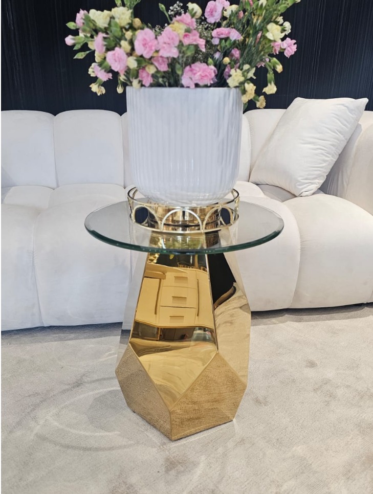 STOLIK POMOCNICZY Ricchezza na złotej, metalowej podstawie o geometrycznych kształtach, okrągły, szklany blat, błyszczący