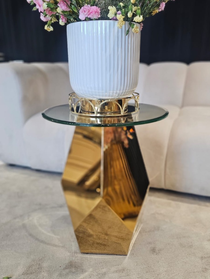 STOLIK POMOCNICZY Ricchezza na złotej, metalowej podstawie o geometrycznych kształtach, okrągły, szklany blat, wyrafinowany