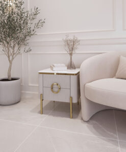 SZAFKA NOCNA Anne Cashmir prostokątna, kaszmirowa, ryflowany korpus, złote nogi i detale, blat z konglomeratu marmurowego, nowoczesny glamour, piękna