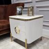 SZAFKA NOCNA Anne prostokątna, biały, ryflowany korpus, złote nogi i detale, blat z konglomeratu marmurowego, nowoczesny glamour