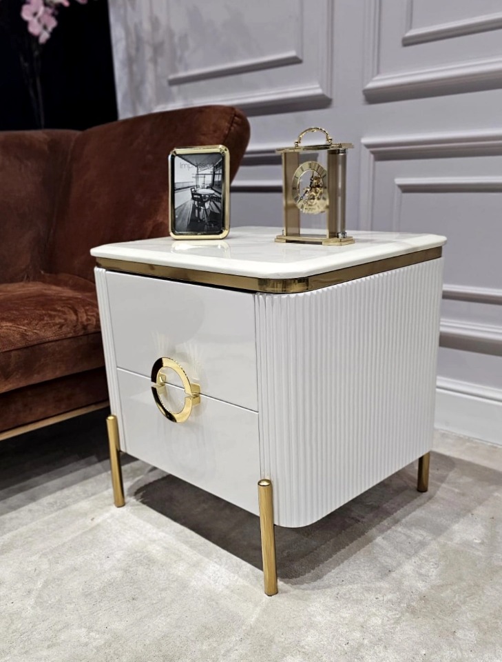 SZAFKA NOCNA Anne prostokątna, biały, ryflowany korpus, złote nogi i detale, blat z konglomeratu marmurowego, nowoczesny glamour SZAFKA NOCNA Anne prostokątna, biały, ryflowany korpus, złote nogi i detale, blat z konglomeratu marmurowego, nowoczesny glamour