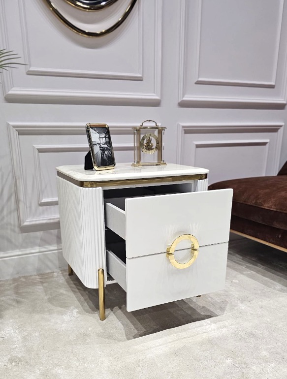 SZAFKA NOCNA Anne prostokątna, biały, ryflowany korpus, złote nogi i detale, blat z konglomeratu marmurowego, nowoczesny glamour, ekskluzywna SZAFKA NOCNA Anne prostokątna, biały, ryflowany korpus, złote nogi i detale, blat z konglomeratu marmurowego, nowoczesny glamour, ekskluzywna