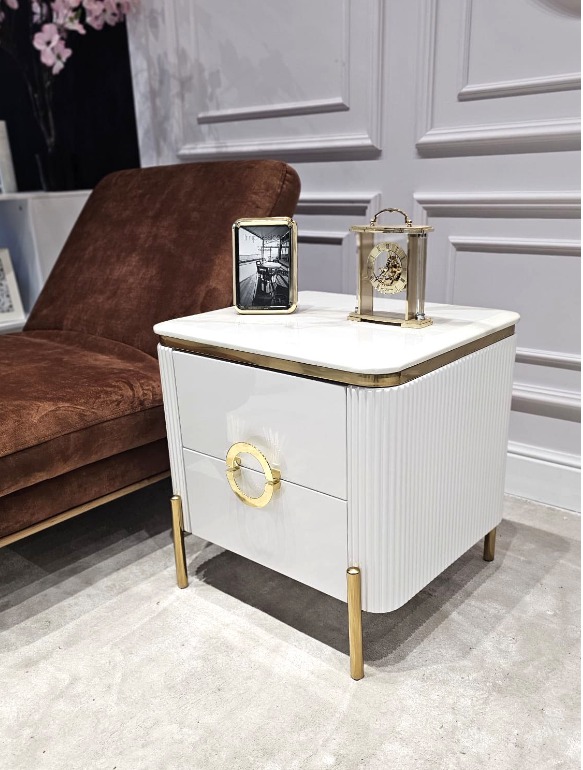 SZAFKA NOCNA Anne prostokątna, biały, ryflowany korpus, złote nogi i detale, blat z konglomeratu marmurowego, nowoczesny glamour, premium SZAFKA NOCNA Anne prostokątna, biały, ryflowany korpus, złote nogi i detale, blat z konglomeratu marmurowego, nowoczesny glamour, premium