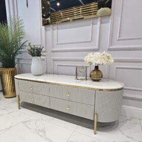 SZAFKA RTV Anne Cashmir ryflowany, kaszmirowy korpus, blat z konglomeratu marmurowego, dodatki w kolorze błyszczącego złota, nowoczesny styl