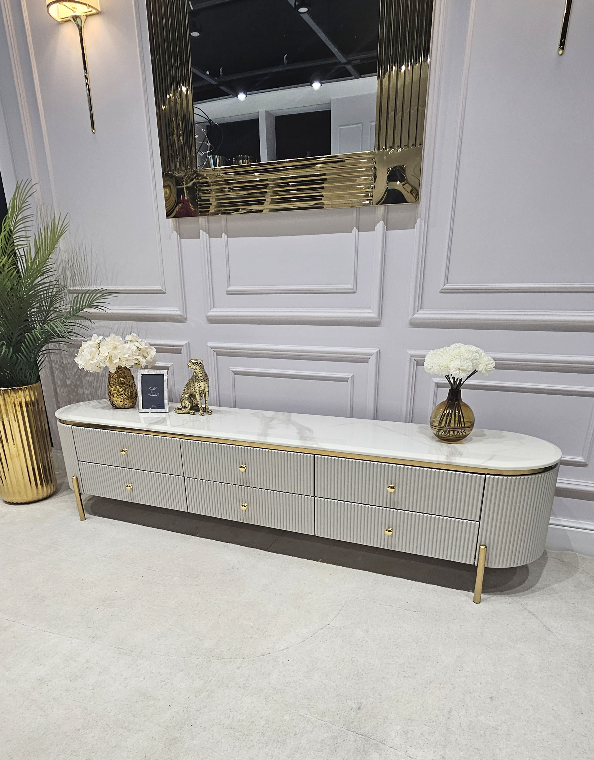 SZAFKA RTV Anne Cashmir, ryflowany kaszmirowy korpus, blat z konglomeratu marmurowego, lśniące złote dodatki, piękna