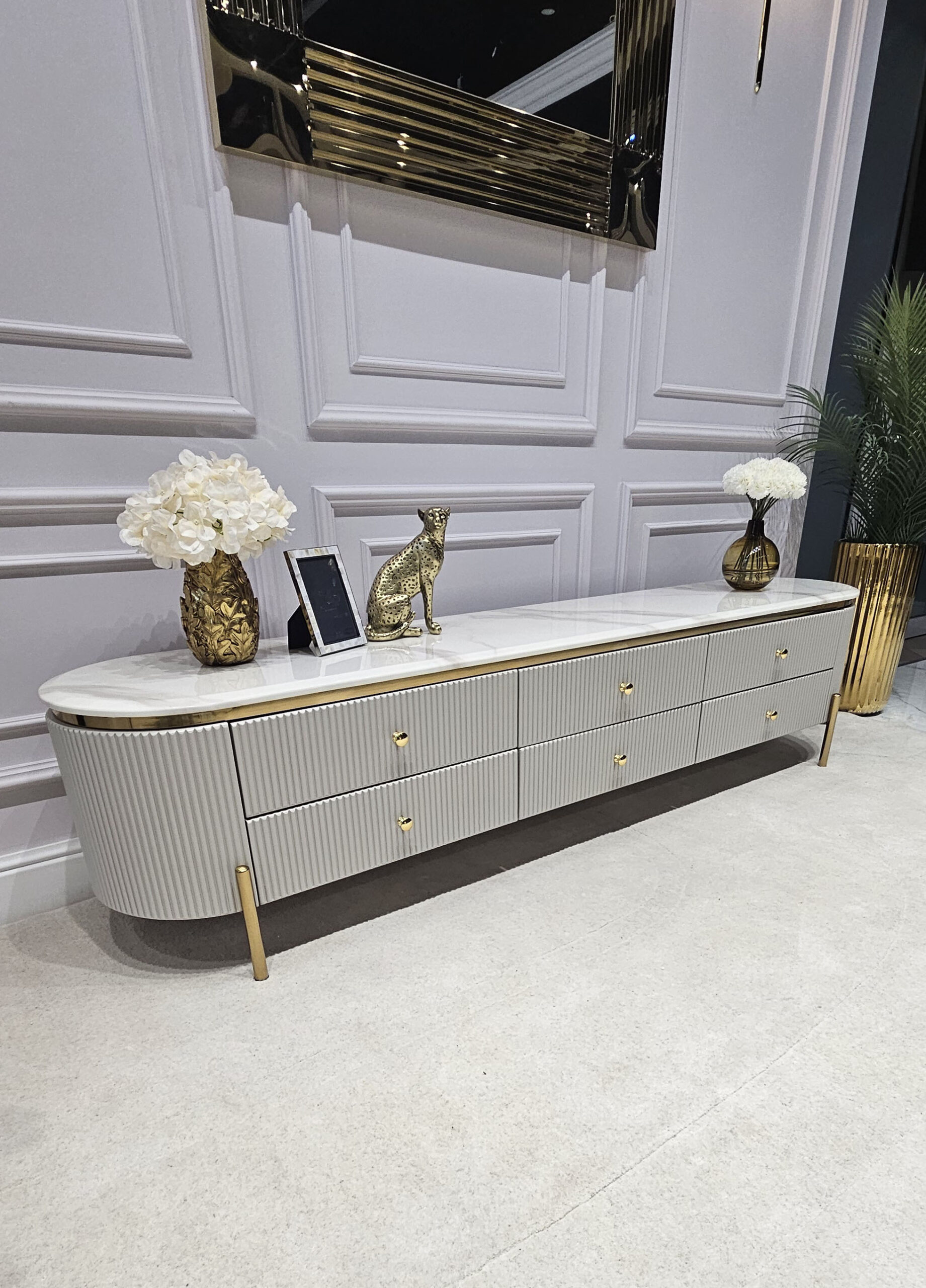 SZAFKA RTV Anne Cashmir, ryflowany kaszmirowy korpus, blat z konglomeratu marmurowego, lśniące złote dodatki