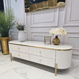 SZAFKA RTV Anne, biała, ryflowany korpus, blat z konglomeratu marmurowego, dodatki w kolorze błyszczącego złota, idealnie biały korpus, serii mebli Anne 2025