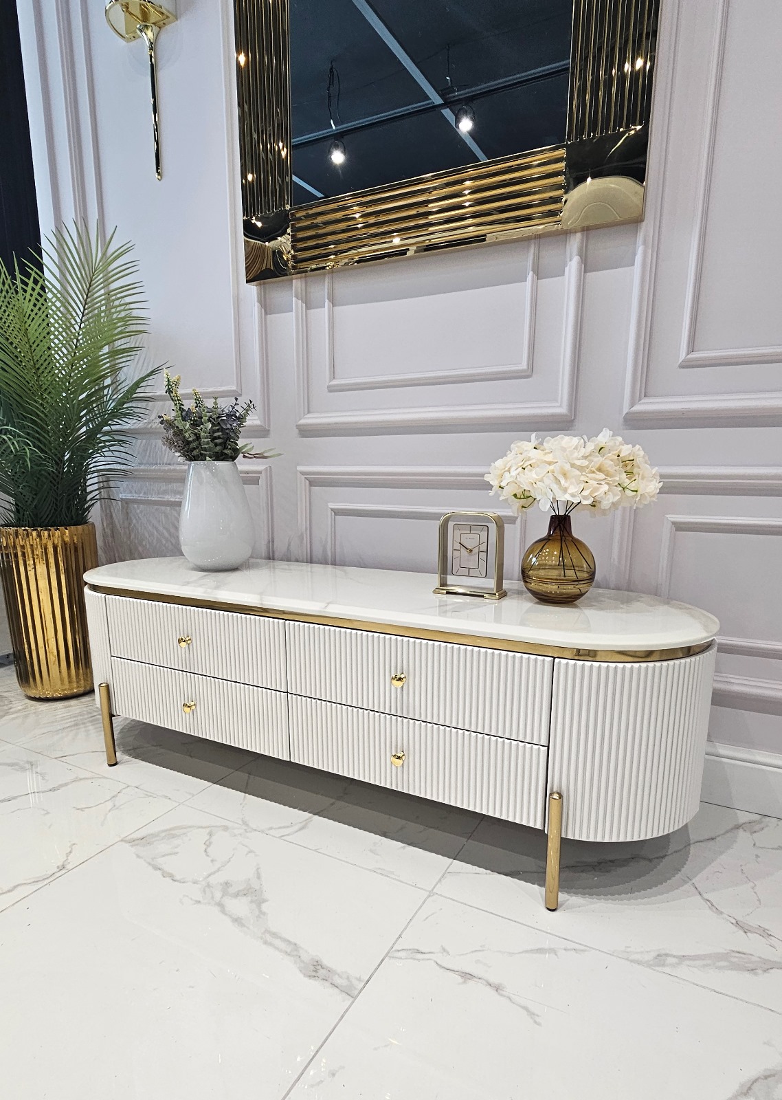 SZAFKA RTV Anne, biała, ryflowany korpus, blat z konglomeratu marmurowego, dodatki w kolorze błyszczącego złota, idealnie biały korpus, serii mebli Anne 2025