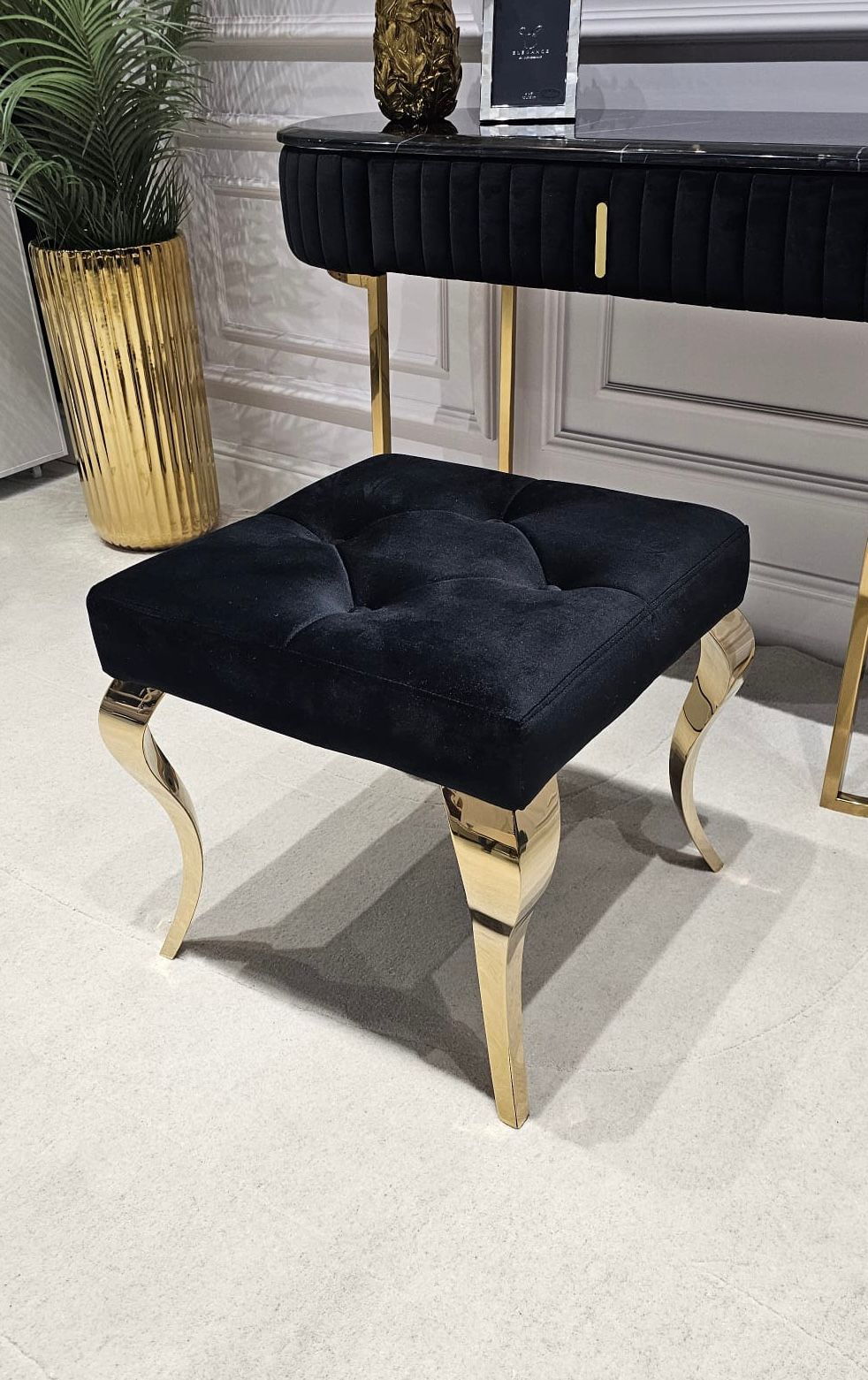 TABORET Lyon tapicerowany, pikowany, złote nogi, stal nierdzewna, glamour czarny