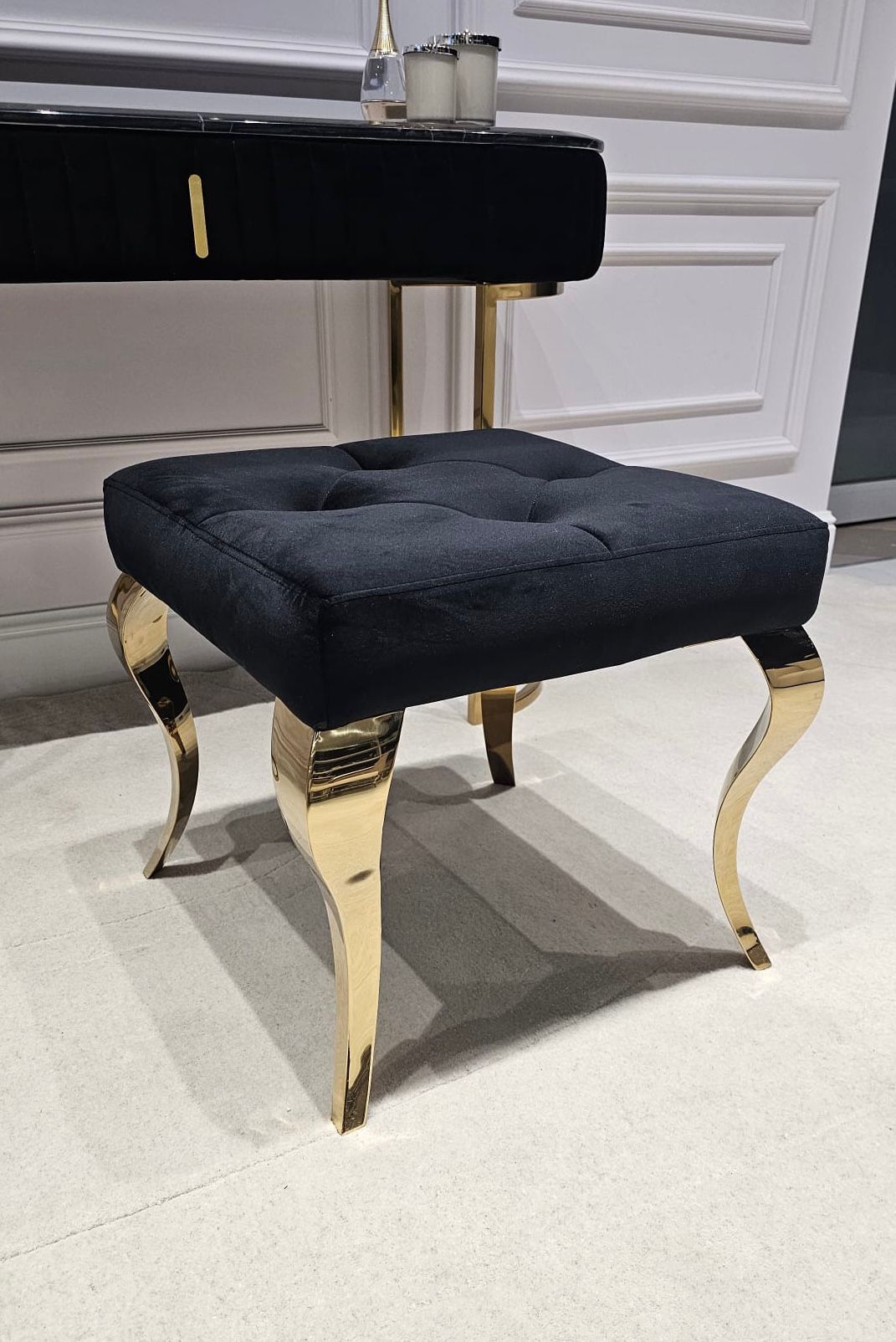 TABORET Lyon tapicerowany, pikowany, złote nogi, stal nierdzewna, glamour, czarny