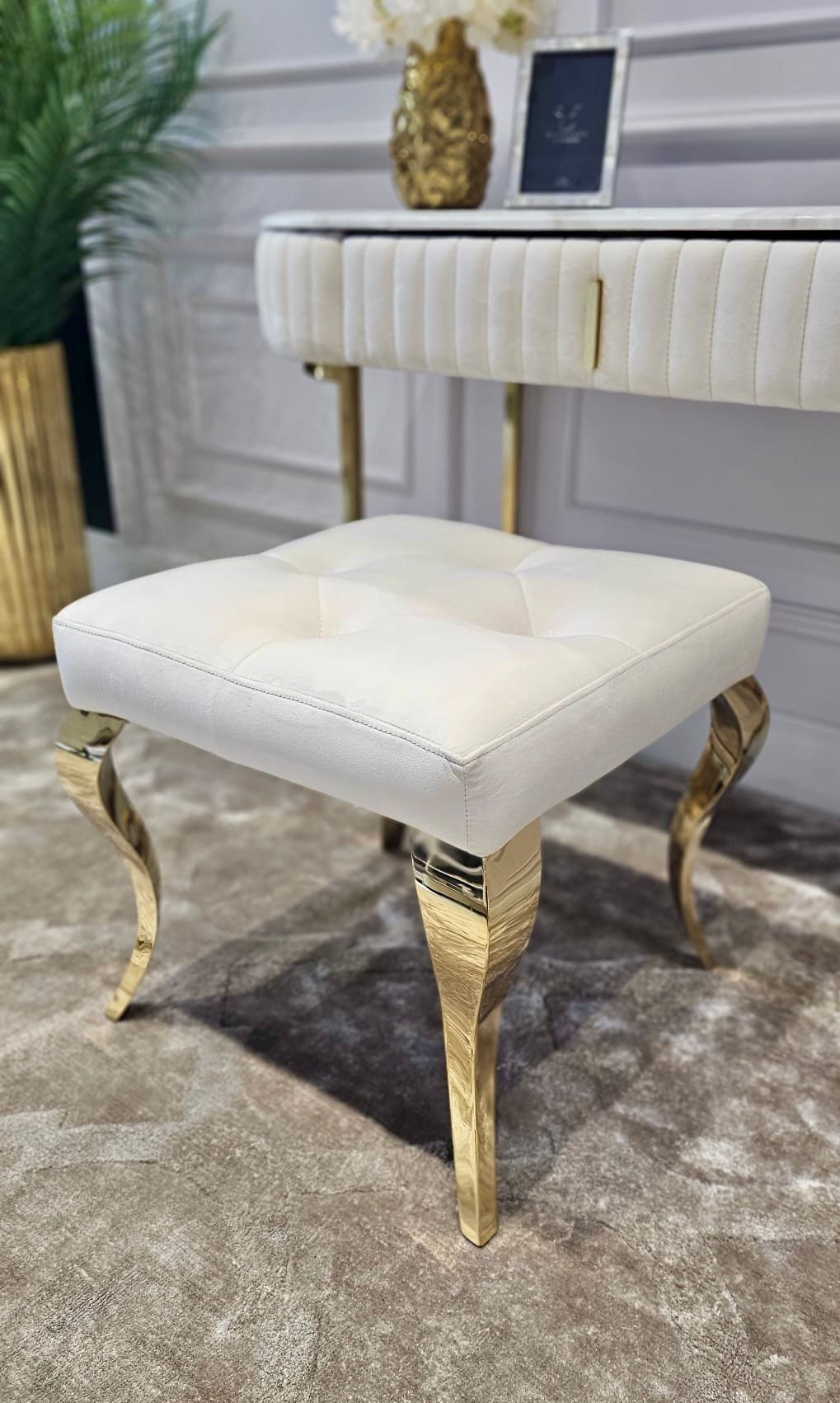 TABORET Lyon tapicerowany, pikowany, złote nogi, stal nierdzewna, glamour krem TABORET Lyon tapicerowany, pikowany, złote nogi, stal nierdzewna, glamour krem