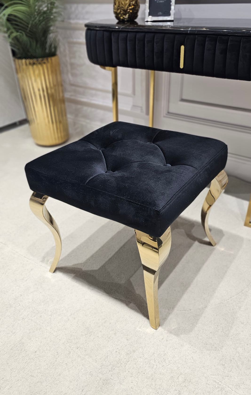 TABORET Lyon tapicerowany, pikowany, złote nogi, stal nierdzewna, glamour