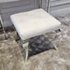 TABORET PUF Lyon tapicerowany, pikowany, kremowy welur, srebrne nogi, stal nierdzewna, glamour