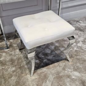 TABORET PUF Lyon tapicerowany, pikowany, kremowy welur, srebrne nogi, stal nierdzewna, glamour