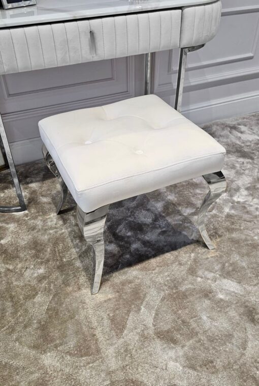TABORET PUF Lyon tapicerowany, pikowany, kremowy welur, srebrne nogi, stal nierdzewna, glamour