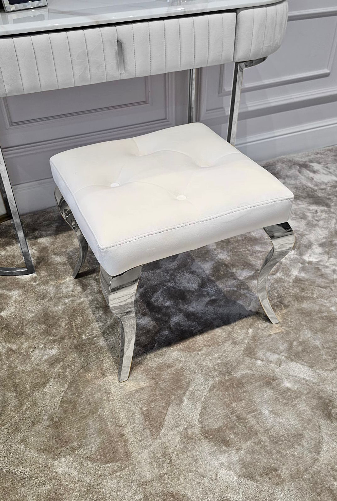 TABORET PUF Lyon tapicerowany, pikowany, kremowy welur, srebrne nogi, stal nierdzewna, glamour TABORET PUF Lyon tapicerowany, pikowany, kremowy welur, srebrne nogi, stal nierdzewna, glamour